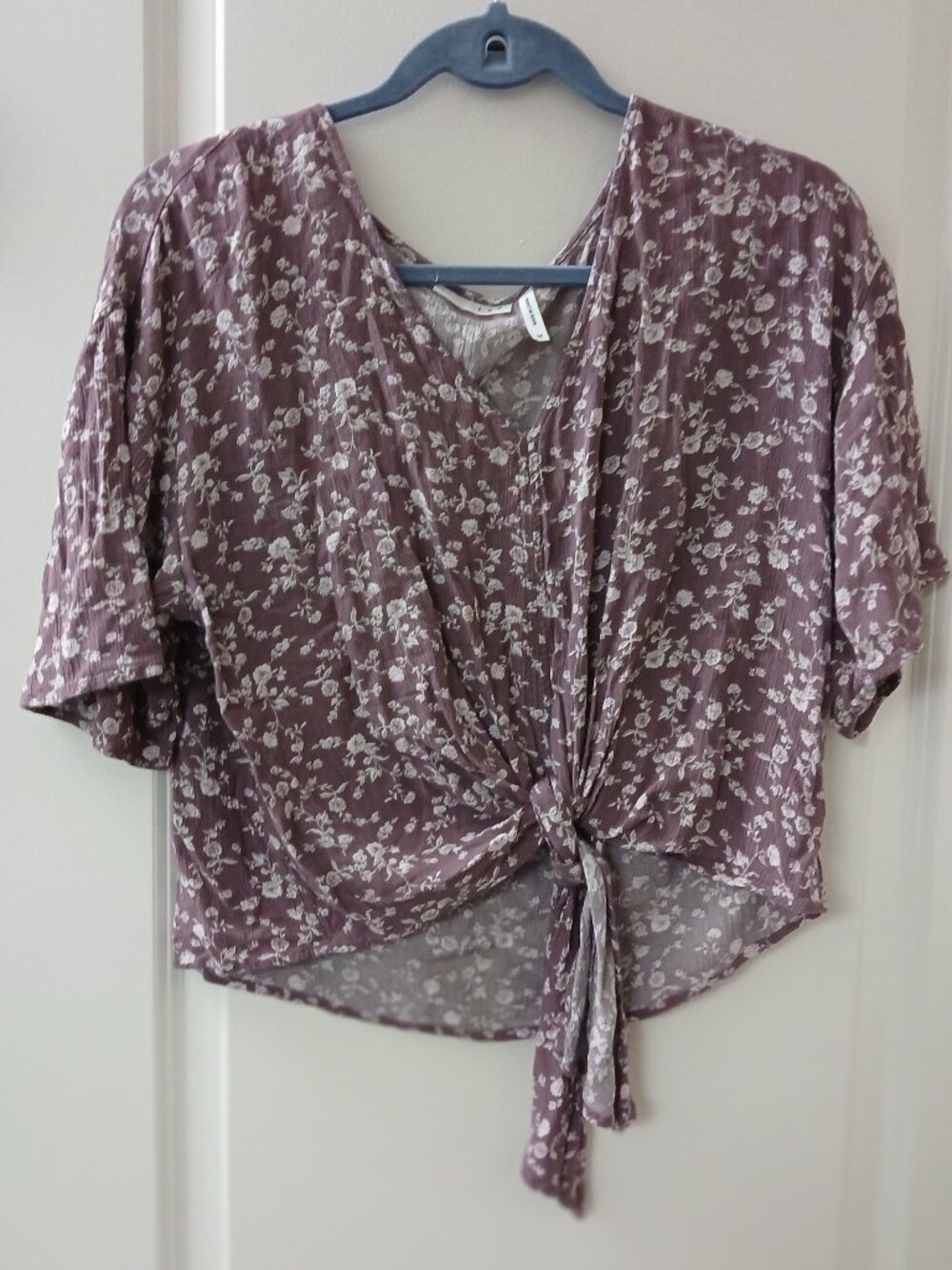 Women's LUQ Rhee Tie Front Top Purple Floral SZ M